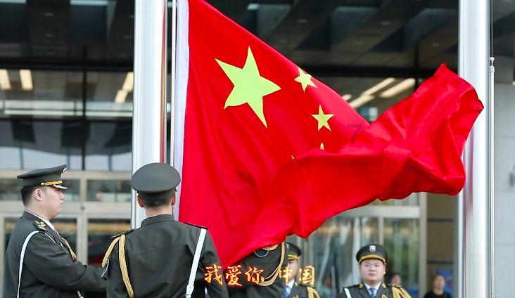 “百万摩托大军只剩我华叔了!”湖南58岁大叔带妻骑摩托返乡,一身装备酷似机车少年